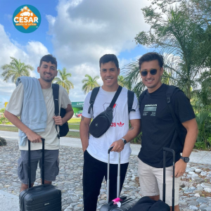 Tres jóvenes viajando en Cancún