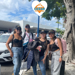 Mujeres jóvenes llegando a aeropuerto de Cancún